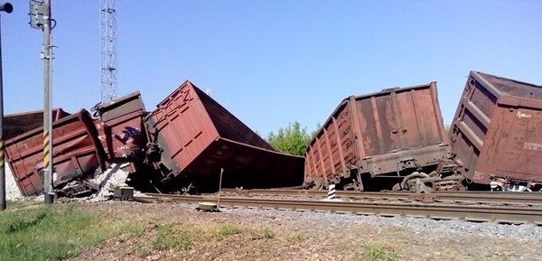 В Светлогорском районе сошли с рельсов 13 вагонов со щебнем